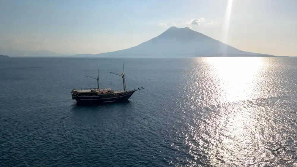 Aurora Liveaboard in Lembata